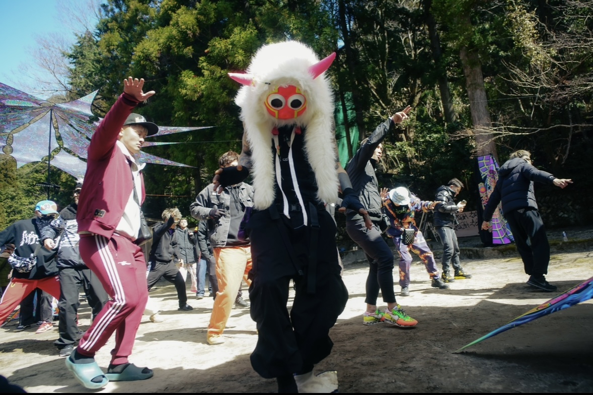 羅漢祭のフロアでちょけて踊るハイテンションの仲間たち